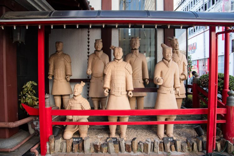 店舗の番人・兵馬傭のみなさん。「どの料理も本格的。本場の味を堪能あれ！」