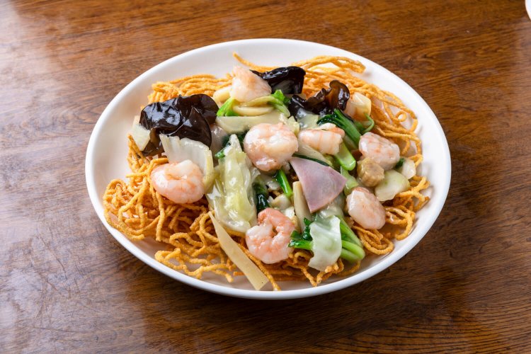 海老焼きそば（かたやき）1100円。素材の歯応えと濃厚な塩旨餡がたまらない。