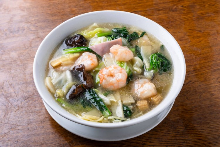 えびそば1100円。素材のうまみが凝縮した塩旨スープはコクがある。