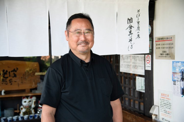 店主・市川雅史さん。「エビ天2本のミニ天丼もあります」。