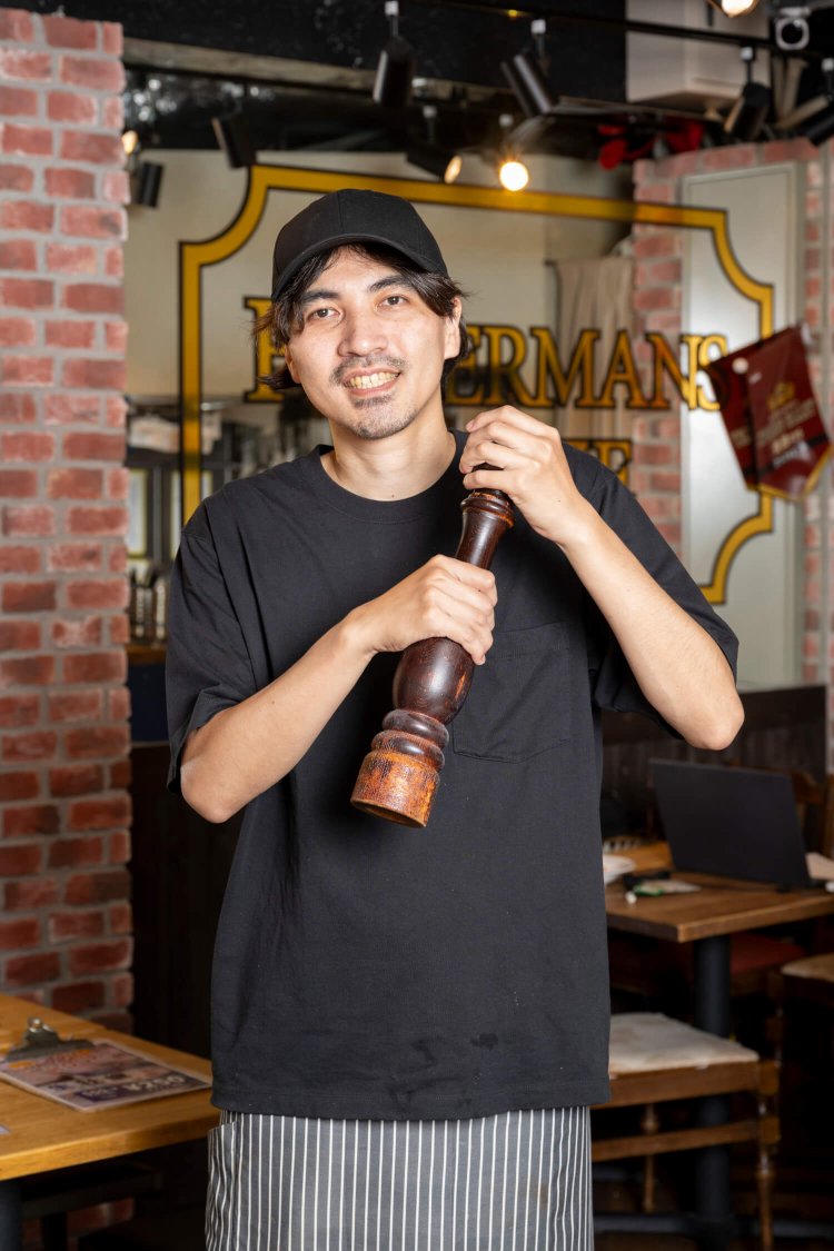 「香辛料のパンチが効いた味わいです！」と、スタッフの平岡大治郎さん。