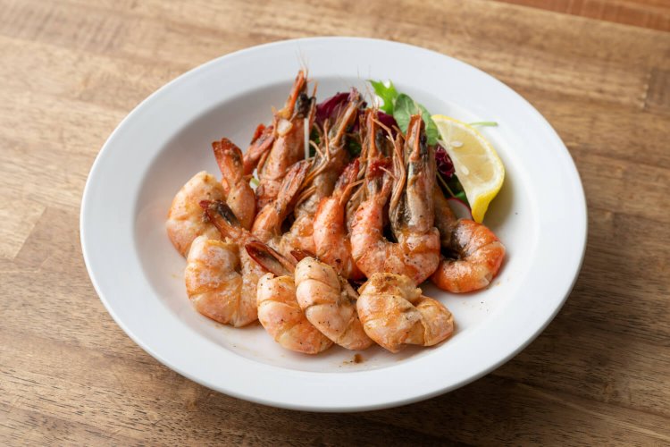 カリフォルニアガーリックシュリンプ1630円。1皿10尾付き。香ばしさが食欲をそそる。