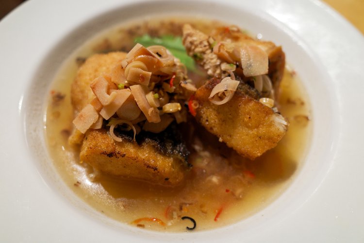 香茅檸汁煨酥炸魚（シャンマオニンジューウェイスーヂャーユイ）。