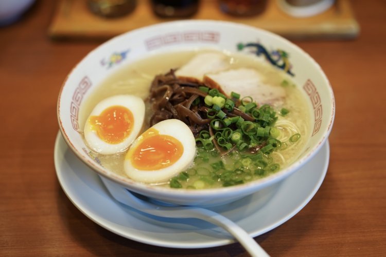 キクラゲを崩しながら麺と一緒にワシワシ頂く。