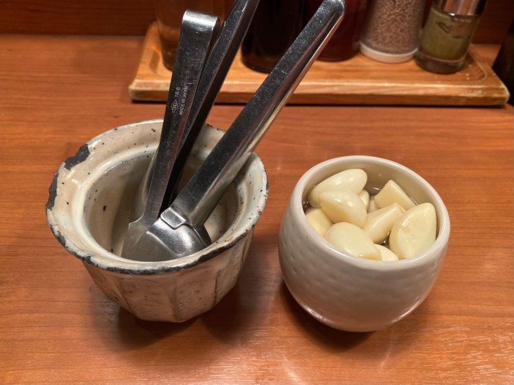 好きなタイミング、好きな潰し具合で自ら生にんにくをトッピング出来る。