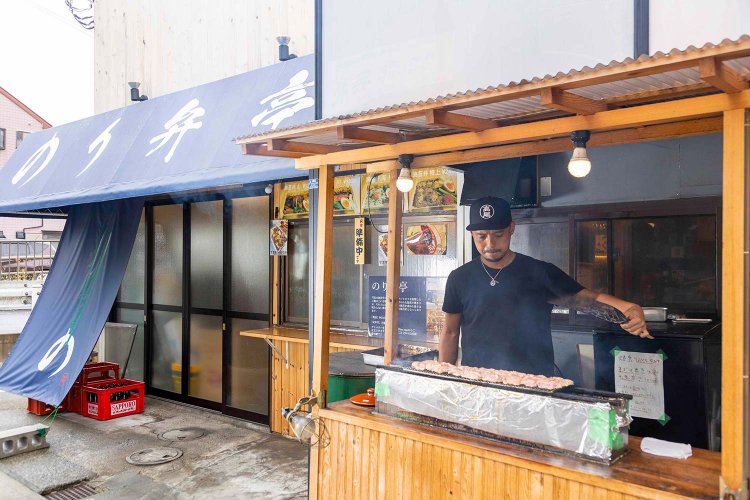 焼き浸しの鮭が主役の川のり弁もおすすめ。