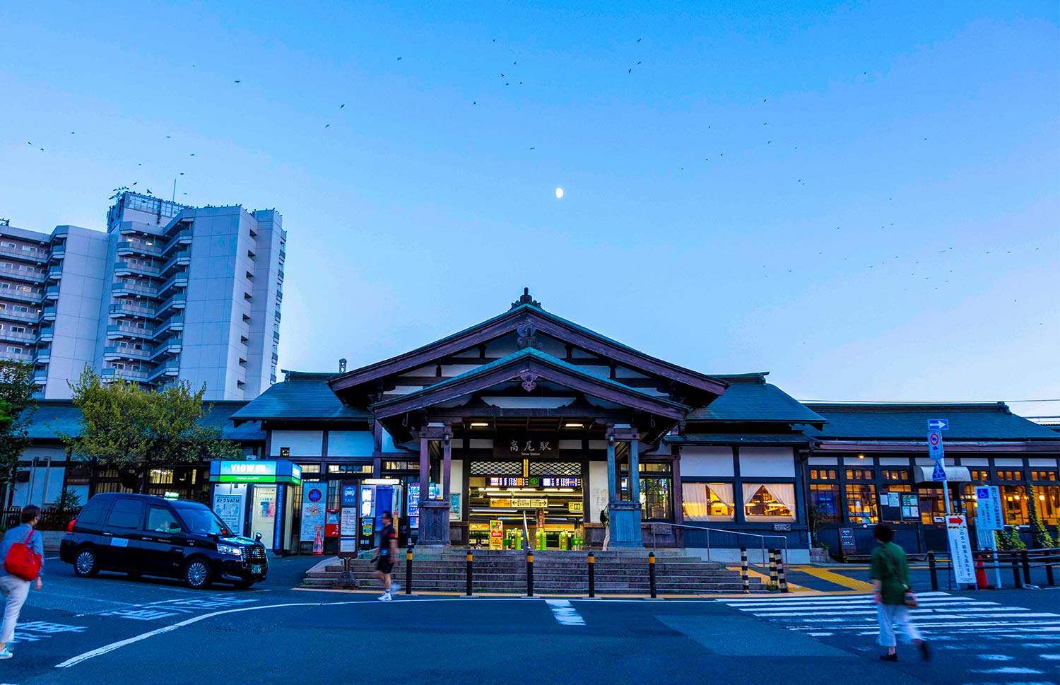 北口から見た高尾駅は寺院風。ここからバスで小仏峠方面へ向かう登山者も。