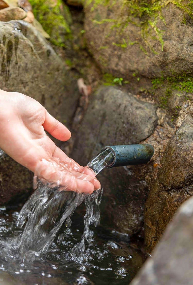 旧甲州街道と並行する南浅川の梅郷橋を渡ると、天神清水が。