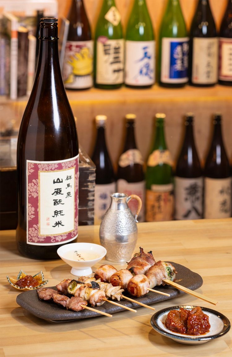 群馬泉山廃酛純米900円、串焼きおまかせ5本（左からハツ、ねぎま、皮、トマト豚巻き、ブロッコリー豚巻き）1150円、梅干しキムチ380円。