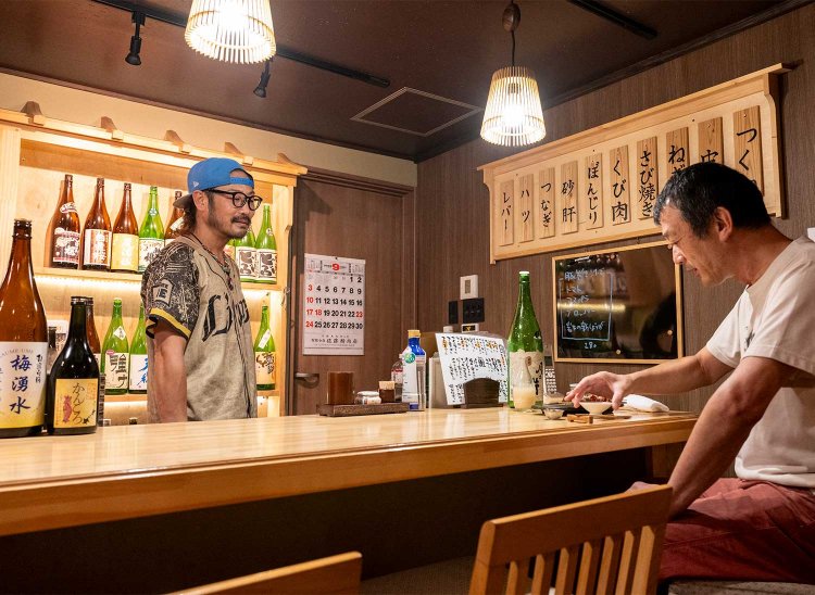 常連客と燗酒トーク。