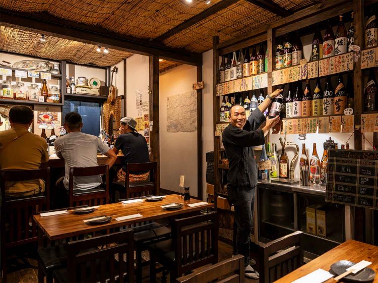 厳選された焼酎がずらりと並ぶ。