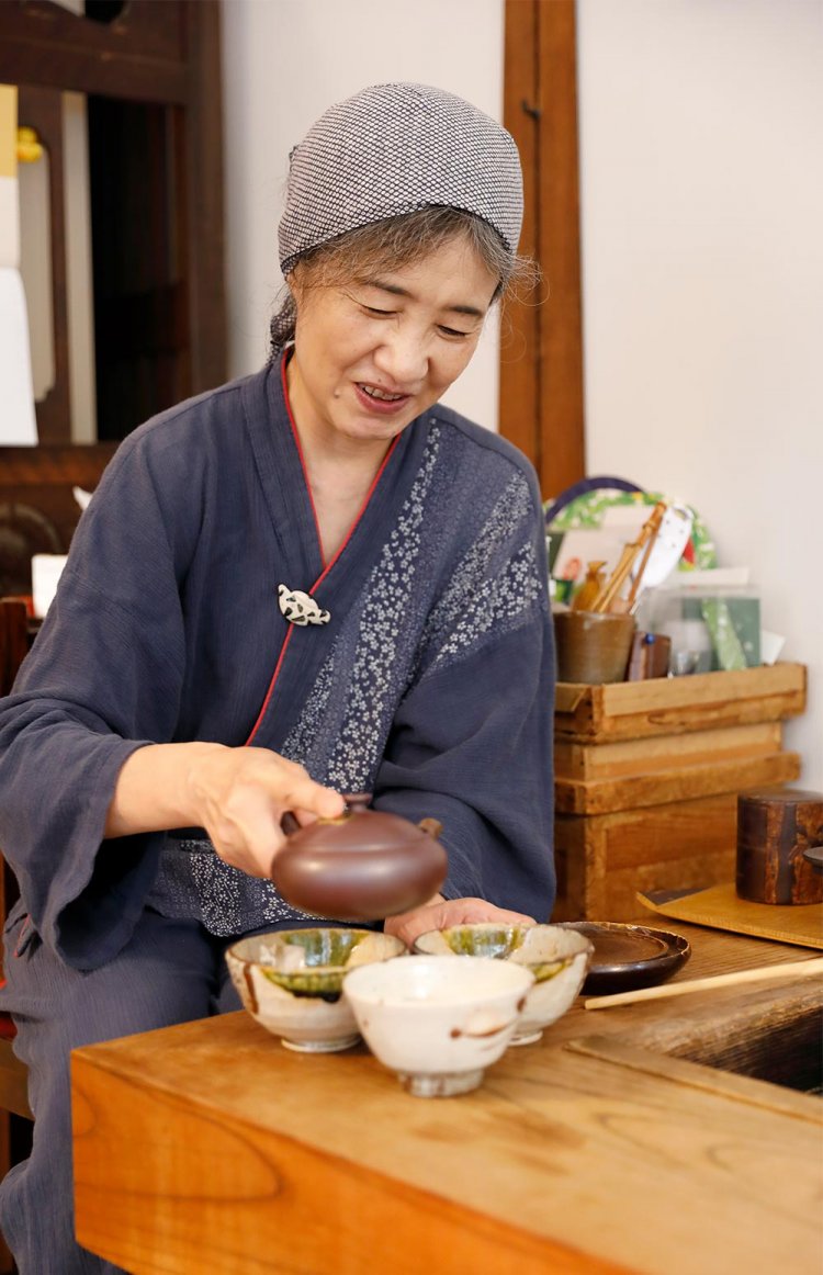 「ユーロードに抜ける小路にメダカもいますヨ」