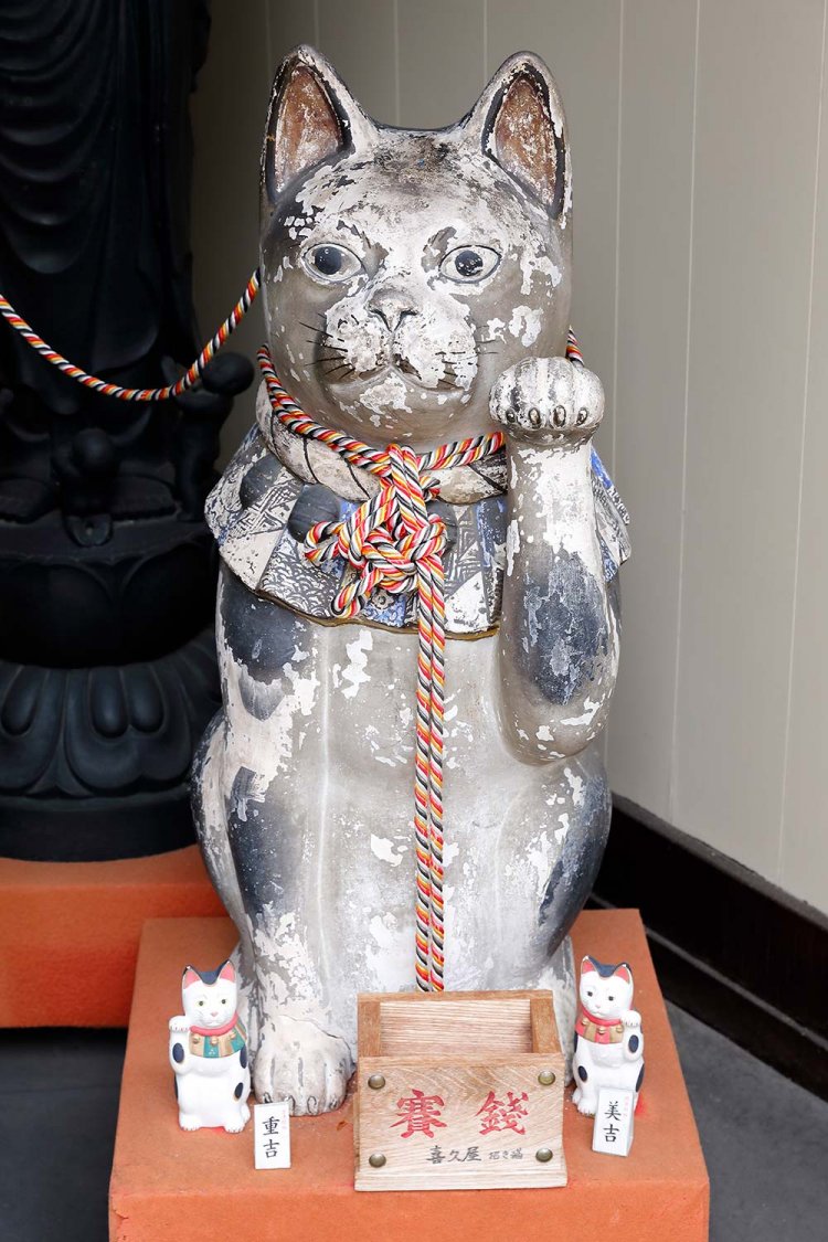 空襲をくぐり抜けた「強運の招き猫」は『仏壇の喜久屋』に鎮座。