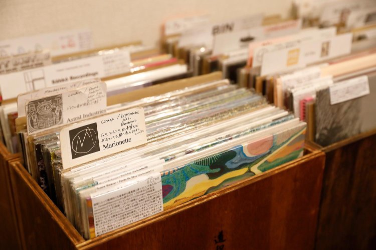 ターンテーブルで好きなだけ試聴してOK。