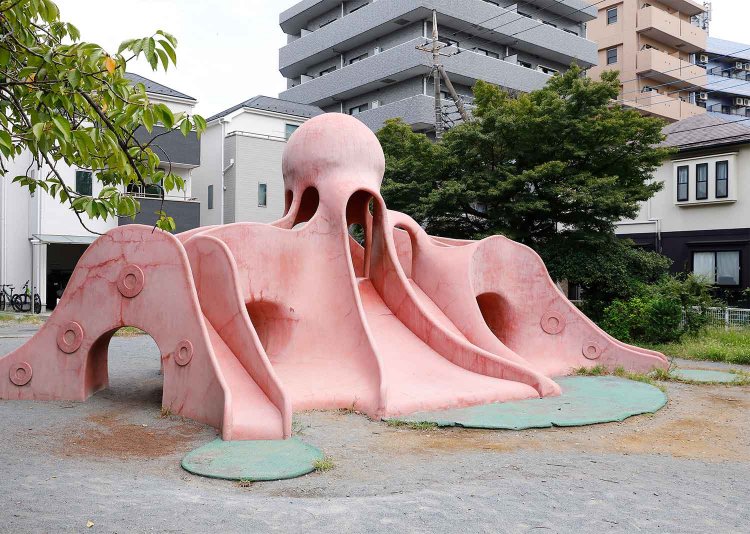 巨大なタコ滑り台が目を引く『明神公園』。