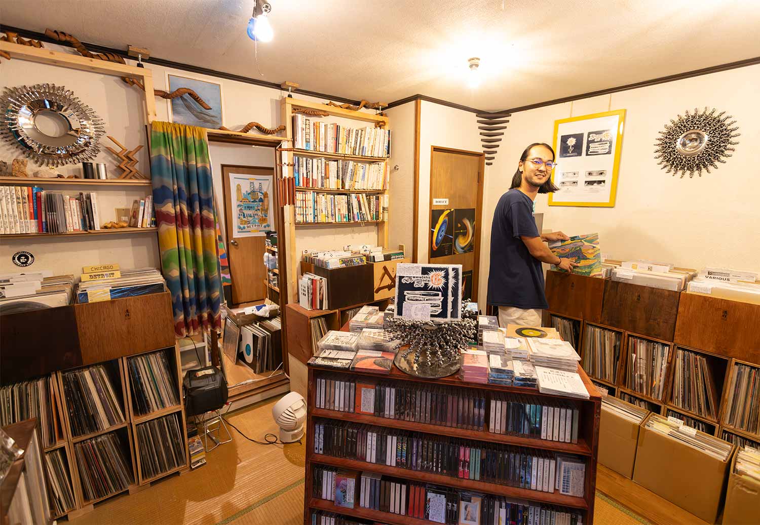和室レコード店『道程』では、店主自作スピーカーのいい音で聴ける。
