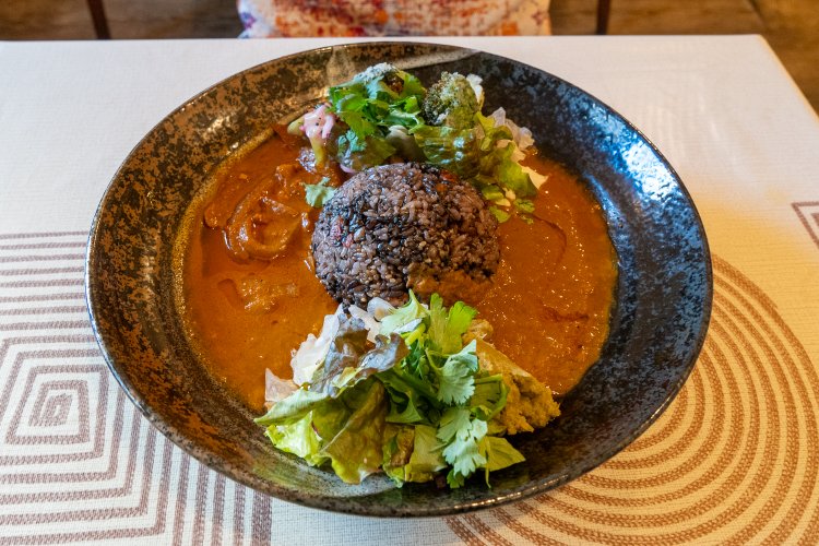 2種類のあい盛りカレーを薬飯にすると2620円。左のカレーが巡るカレー、右がかくらカレー。