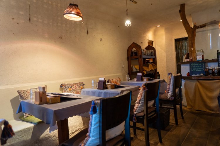 店内はエキゾチックながら明るい雰囲気。