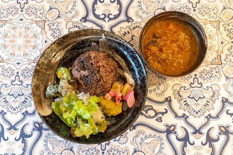 中辛のベジカレー1500円。写真は薬飯に変更して1720円。