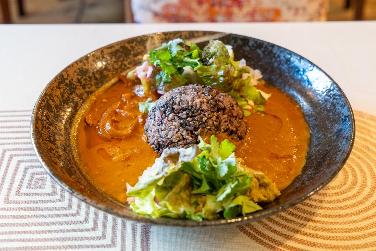 2種類のあい盛りカレーを薬飯にすると2620円。左のカレーが巡るカレー、右がかくらカレー。