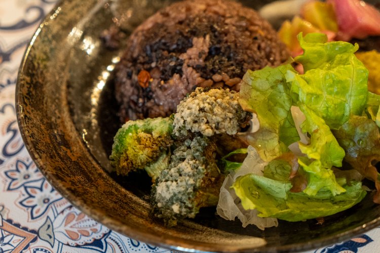 付け合わせの野菜は日によって変わるが、ブロッコリーのフリットはファンが多い。