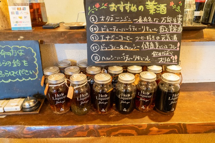 生薬を焼酎に漬け込んだ薬酒も名物。100種類以上用意されている。1杯800円から。