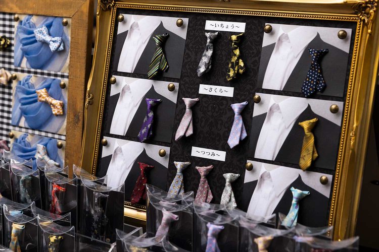 絹のネクタイ地で作るピンブローチ「p-Tie」各1980円。八王子織物工業組合オリジナル。