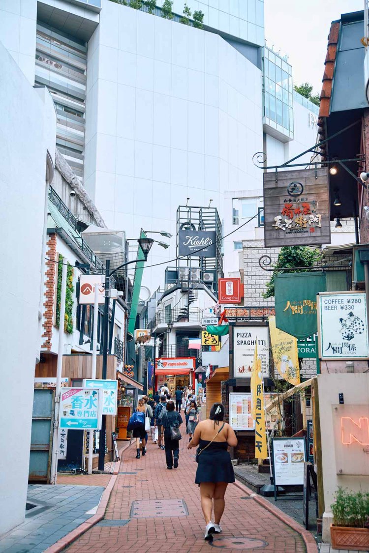 石畳が特徴のスペイン坂。パルコから依頼された喫茶店の店主が命名した。