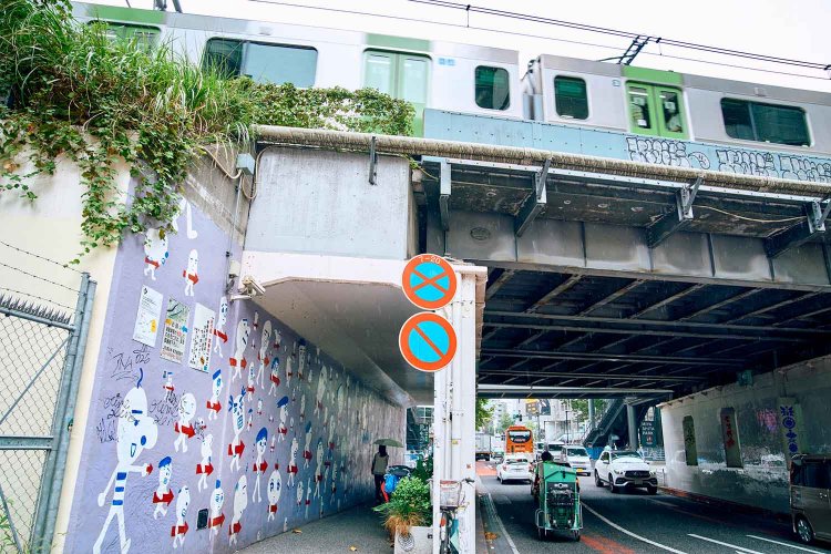 宮下公園の高架下で見られるしりあがり寿の壁画。