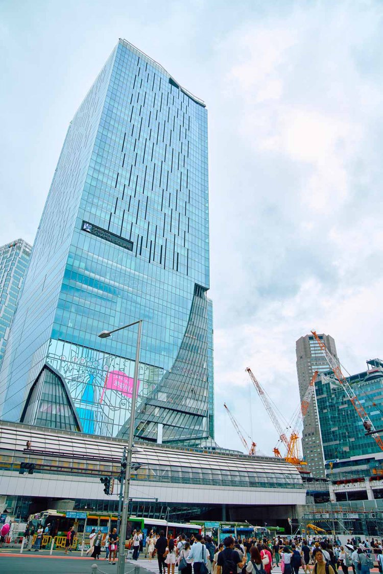 駅舎から延びる東京メトロ銀座線の空中トンネル。その向こうにそびえる『渋谷スクランブルスクエア』が、太陽光を浴びて輝く。