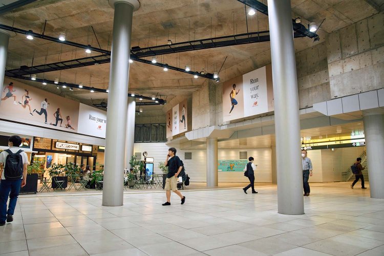 渋谷駅東口地下広場は、渋谷川の下。写真右側の通路の上、広告のある辺りに川が流れている。