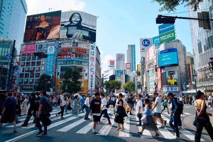 大勢の人でごった返す渋谷スクランブル交差点は、ある意味東京名所。