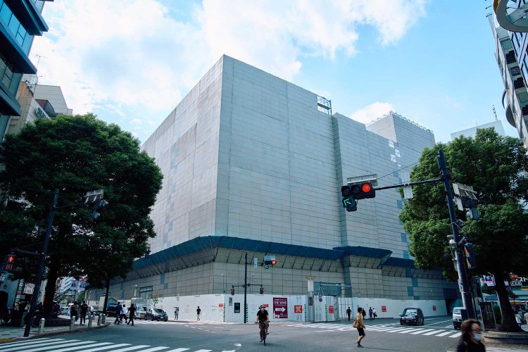 「東急百貨店」跡地では再開発工事が進む。本工事に伴い「Bunkamura」は一部施設を除いて休館中（2027年度中再開予定）。