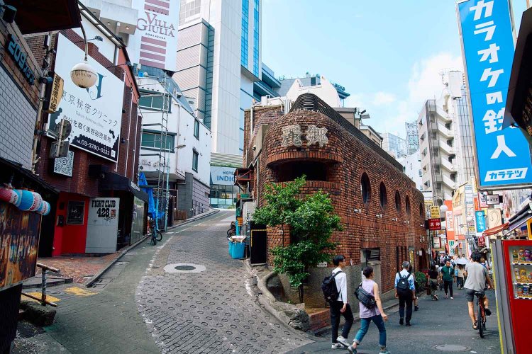 ランドマーク的名店の、坂道に挟まれた鋭角の建物が目を引く。