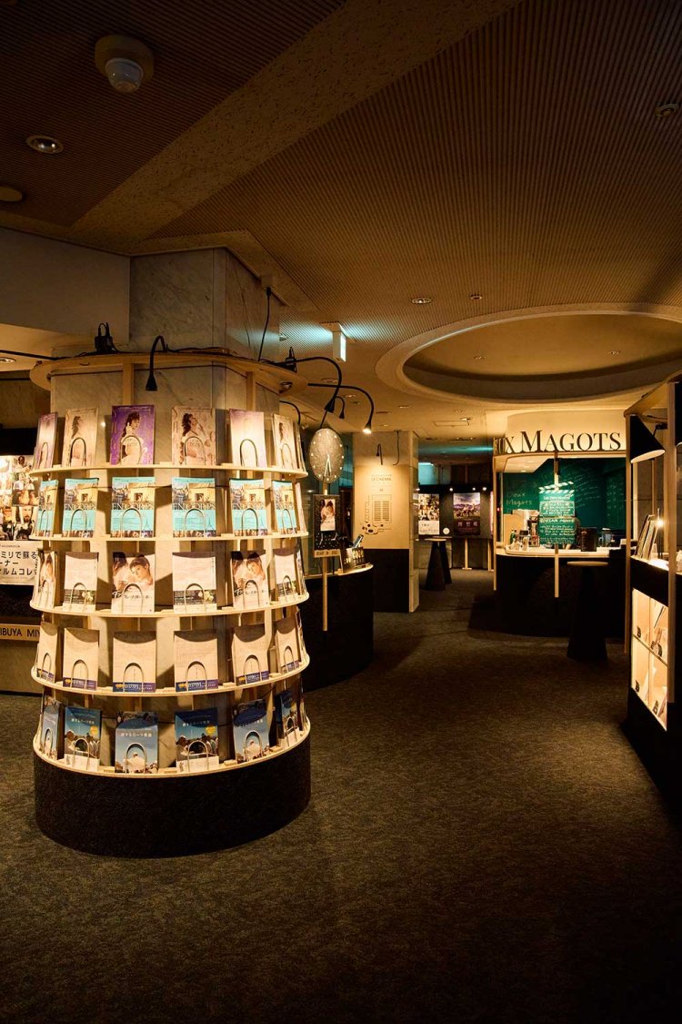 柔らかい照明が印象的なロビー。