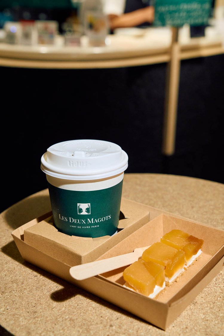 タルトタタン500円は『ドゥマゴ パリ』の味。ホットコーヒーLとセットで900円。