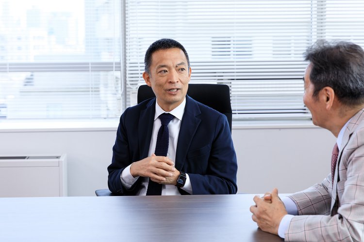 政治家というより、爽やかなスポーツマンといった印象の長谷部さん。