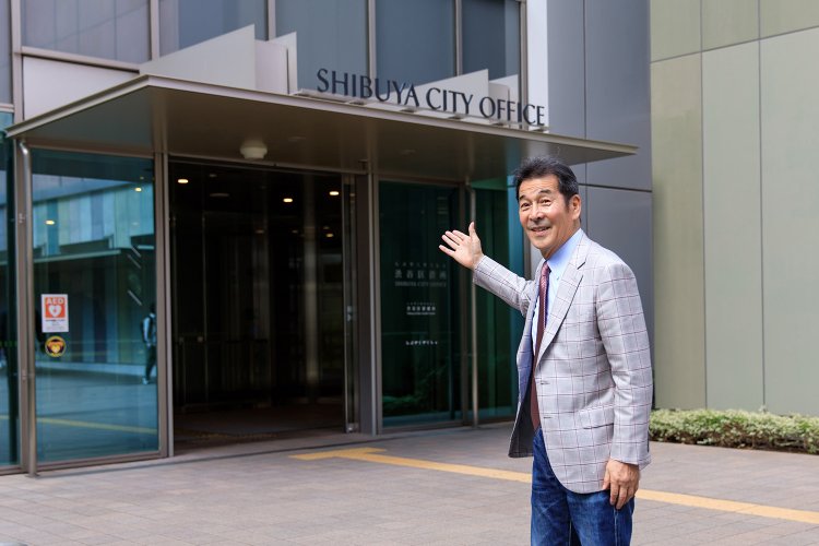 渋谷区役所の新庁舎1階の入り口で。庁舎が新しくなっただけでなく、区民サービスの面でも新しい仕組みが導入されてとても便利になった。