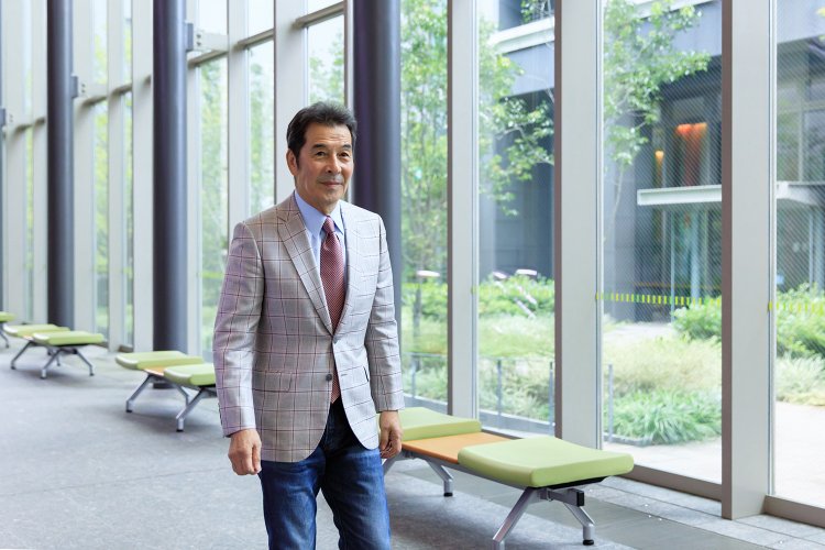 『渋谷区役所』の新庁舎２階ロビーで。隣に見えるのは一緒に建て替えられた『LINE CUBE SHIBUYA（渋谷公会堂）』。