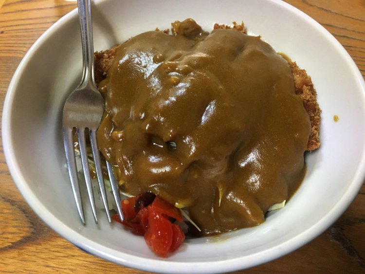 丼にフォークという個性的なルックス。