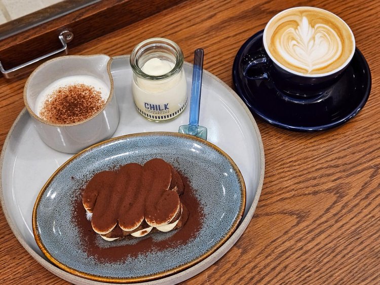 ティラミス 980円、CHILKプレーン 580円、ラテ 560円。