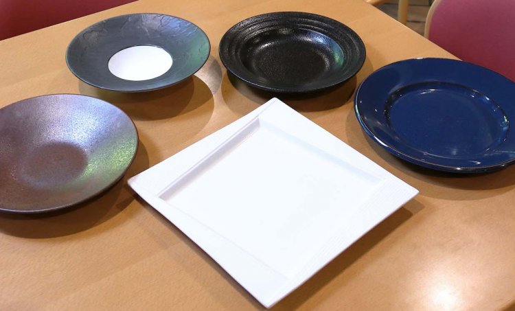 料理は器が占める役割も大きい。企画展ごとに料理内容が変わり、器も変えるので、品揃えは豊富だそう。