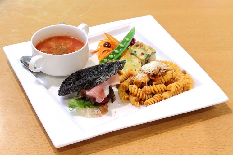 人気のル・コルビュジエ プレート1900円はコーヒー、紅茶などのドリンクを1品選ぶことができる。