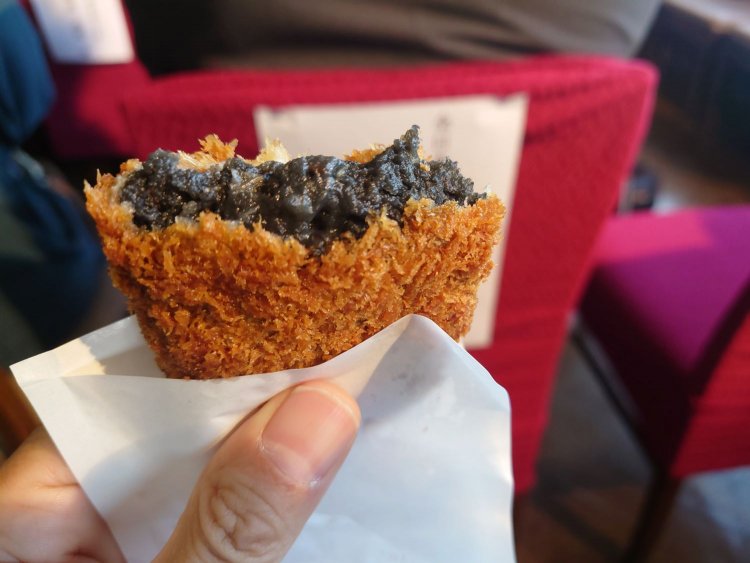 横須賀のソウルフード「黒船コロッケ」も船内屋台に登場する。