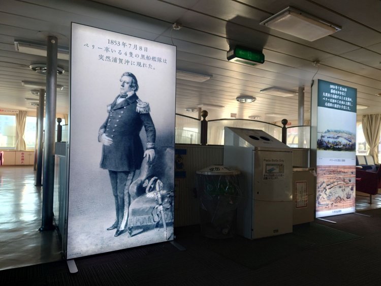 船内の様子。日本で唯一エコマーク取得の電照布看板LUFAS（東日印刷）を使用。すっきりフレームレスで視認性抜群。