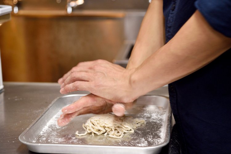茹でる前にしっかりと揉まれる麺。