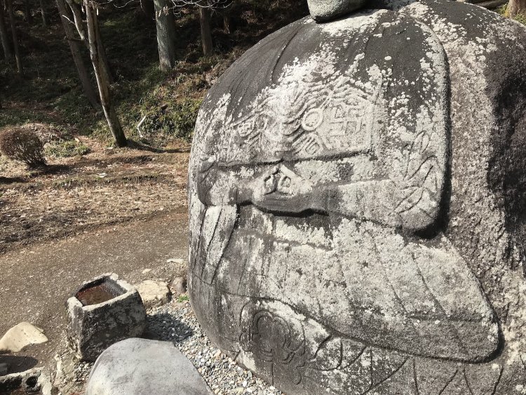 胴の部分に意味深な柄が。