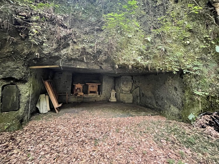 ひっそりとした山で口を開ける洞窟。