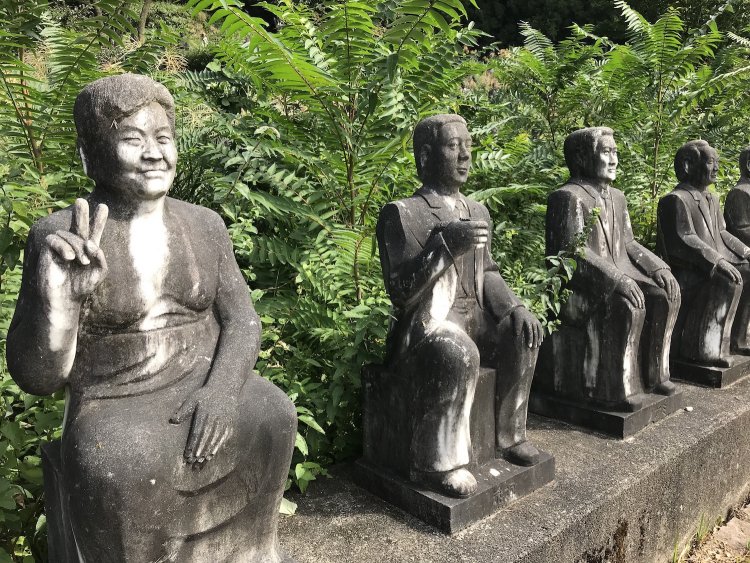 ピースサインの石像まで。