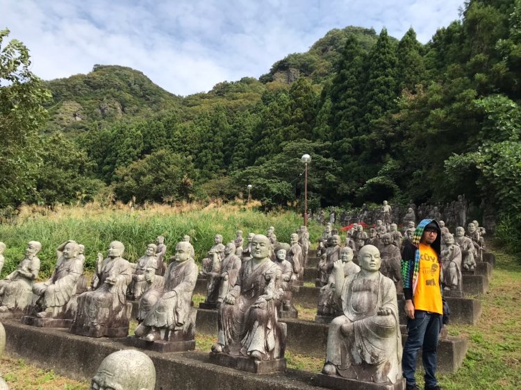 山あいに無数の羅漢（らかん）像が並ぶ。